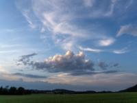 Verschiedenartige Wolkenformationen am Abendhimmel